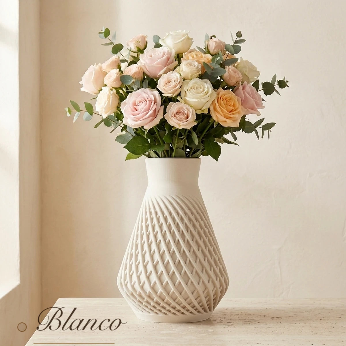 Florero Eolia Blanco con ramo de rosas