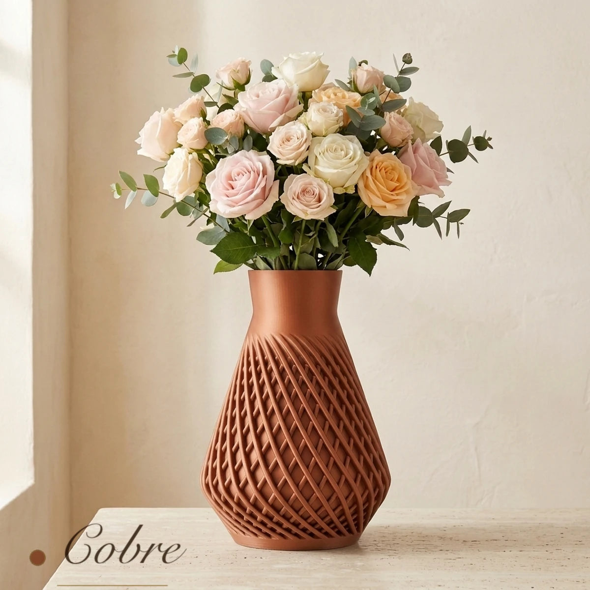Florero Eolia Cobre con ramo de rosas