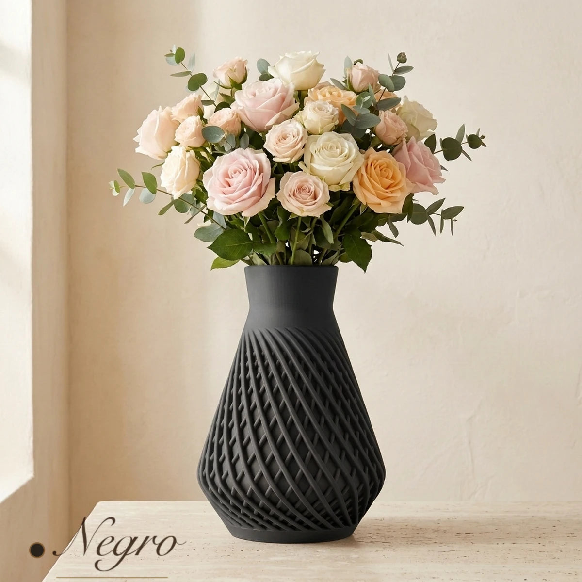 Florero Eolia Negro con ramo de rosas